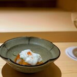 くるますし - フグ。 あえて身をごっつく切りつけた一品。 キン肉マンのような身質のふぐは、僕に合わせて小さめに切りつけてくれる大将の細やかな仕事に感謝。 味蕾に刺さる柑橘系の爽やかな酸っぱさを、ふぐの白子が柔らかく包み込んで、噛んでも噛んでも旨味があふれて、いきなり強烈な逸品をかましてくれました。 大将の成長を感じ取れる一品。 それにしても、生殖器系の素材って、こんなにも甘美でエロティックなんでしょ！