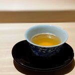 くるますし - 骨汁。 さきほどのおこぜの骨だけで作られた汁。 たぶん、わずかな塩以外調味してないと思います。 それでも、これだけの旨味。 焼き魚飲んでるみたい。 骨の臭みなど欠片もなし。 先日の富山の名店で出された、あたかもスープ・ド・ポワソンのような汁の対極。 どちらもお見事。 これが、魚ひとつで勝負する鮨職人の仕事なのです。 