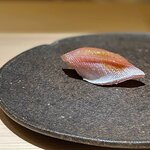 くるますし - カスゴダイ。 春です。 春子です。 江戸前の技術を結集したような鮨といえば、方やコハダ。 そしてカスゴです。 タイの幼魚で片身で鮨一貫程度の小さい小さい魚ですが、瑞々しくて柔らかいけど、鮨職人の腕が垣間見られるたねでもあります。 皮目を熱湯で柔らかくし、その後に湯霜、水分を拭き取ってこぶ〆に。 刺し身にならない、焼けない、ひと手間もふた手間もかけて生まれるキレイな味わいなのです。