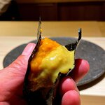 くるますし - ワタリガニの海苔巻。 瀬戸内で育った僕には最も身近なカニ。 小さいけど、ズワイガニのような繊維がなく、ほろっとした塊感のある身質が特徴で、カニみそもうんまい！ 本日は、内子とカニみその2種のソースが身とシャリを包み込んで、神秘的で甘美な得も言われぬ美味しさの饗宴。 まさにワタリガニの乱れ咲き。