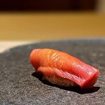 くるますし - 中トロ。 これも同じ個体ですごく中トロらしい脂と旨味。 口腔内で温度が上がるととろけ出す上質な脂が、この店のシャリの立ち上がる酸味を優しく包み込んで、煮切りが調味付けしてくれて、いつの間にか口の中では極上のリゾットに成り代わります。 東京の鮨屋は、マグロを不磨の大典のように扱って、赤身、中トロ、大トロとコースにのせますが、僕は大トロが苦手なので、これでよし！ 