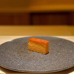 くるますし - 玉。 あまり興味のない玉ですが、これ、見た目に惹かれて食べちゃいました。 海老、芋、あと（なんだっけ・・）色々と練り込んであり、みっちりと密度と重量感ある 玉は甘さが控えられてて、酒にも合ってしまって美味しかった。 