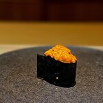 くるますし - ムラサキウニ。 ウニといえば、どうしても北海道でしょ、、という声が聞こえてきそうですが、これは地元愛媛のウニ。 高級店で出されるような、1枚1枚が葉っぱの形をしたきれないウニではありませんが、味わい、旨味は負けてないこと、そんな北海道のウニラブの人に見せてあげたいウニ。 だって、あの葉っぱ系ウニ、鮨にしたら、いったいおいくらするのか知ってますか？ 