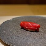 くるますし - マグロ。 瞬間漬けにされてます。 やま幸さんではないまぐろは久しぶり。 もう、日本全国どこに言っても名店と言われる店では、やま幸さんばっかりなんで、地方めぐりの意味ないじゃん！って言いたくなる。 このマグロは秀逸でした。 鼻腔を抜ける香りがたまらん！ 