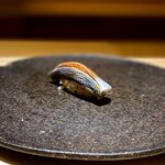 くるますし - コハダ。 僕は、砂糖を一切使わない、切れのいい酢が好きです。 もちろんシャリも。 なので、シャリだけに関していえば、小野二郎さんのようなやつが好み。 そんなシャリと一番相性がいいのが、これですよ。 この店も、かなり切れのいいシャリ。 赤酢をつかってますが、まろやか寄りではないのがいい。 