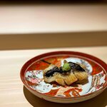 くるますし - 炙りおこぜ。 二品目から本日最高の逸品登場。 おこぜってこんなに超絶美味い魚だったっけ！？ 切断面が丸っこい魚は皮にゼラチン質がいっぱい含まれますが、刺し身や揚げ物ではあまり楽しめない。 この炙りは、浅い火加減で、ゼラチン質がまだプルプルしてます。 上品な白身はふんわりと脂をたたえ、これが旨くて旨くて旨い！！ 怪獣みたいなおこぜが、こんなに最上質のつまみに。 先のフグとこれでイッテしまいました。 