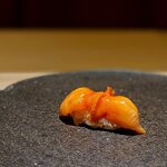 くるますし - アカガイ。 僕はどうも、このたねの旨さがよくわからないんです。 ザクザクとした食感は嫌いじゃないんですけどね。 ただ、鮨たねにはあまりしないけど、生のとり貝の炙りは死ぬほど好きです。 