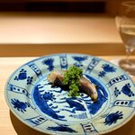 くるますし - イシダイ。 釣りマニアには、「幻の魚」なんだとか。 これは大将得意の、皮目から身の奥へと、火の当て方に変化をつけ、温度と食感のグラデーションを楽しむ逸品。 前回は、キンキの玉ねぎのソース仕立てでしたが、今回はきゅうりのソースで。 これも見事な料理でした。 きゅうりのソースがさっぱり爽やかで素晴らしい。 