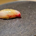 くるますし - シマアジ。 江戸前では定番の高級魚。 握る少し前に先代が瞬間漬けにしてました。 もちろん中に忍ばせた香りの爆弾が一発目の咀嚼から爆ぜて口腔内に香るわけですが。 思わず目をつぶって噛みしめてしまうほどに旨い旨い味わい。 あー、鮨ってほんとに美味しい。 