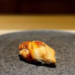 くるますし - アナゴ。 ちょっと初めての食感かも。 僕も大好きなたねですが、多くの名店では、ほろほろと崩壊寸前で供されますが、この店のアナゴはわずかに焼いた歯ごたえを残しています。 少し身厚で人肌程度に温かさが僕好み。 もう１こ食べたかったなー。 