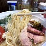 Ramen Uta - 麺は普通の太さのストレートタイプ。