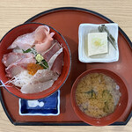 とまや食堂 - 海鮮丼 （さしみ四点，いくら）　１４００円　(2023/06)
