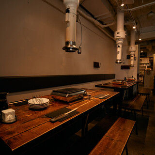 木目調と間接照明を基調とした温かみのある空間