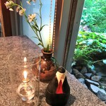 妙見石原荘 食菜石蔵 - テーブルに生花と可愛い置物