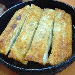 上海厨房　玲玲 - 鉄鍋餃子（4個）