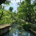 NEZUCAFE - 深山幽谷の趣のある起伏に富んだ美しい庭園