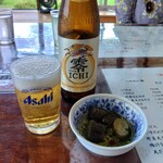 麺処びわ - ノンアルビールと添えられた胡瓜の漬物