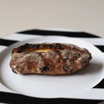 ラトリエ ドゥ プレジール - パン・オ・ノワ・エ・レザン・オ・フロマージュ