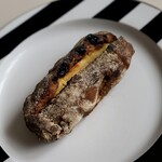 ラトリエ ドゥ プレジール - パン・オ・ノワ・エ・レザン・オ・フロマージュ