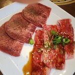 Honkaku Yakiniku Kazokutei Kanro - 牛タンと和牛カルビ1800円