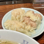 中華蕎麦にし乃 - 海老ワンタン、肉ワンタン2個ずつ