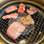 Honkaku Yakiniku Kazokutei Kanro - ちゃんと七輪で火力も程よいです