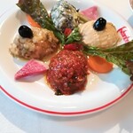 Turkish Restaurant Istanbul GINZA - ペースト盛り合わせ。フムスは濃厚、パプリカはラタトゥイユのような感じ、ナスは焼きナスの味、ほうれん草とヨーグルトはさっぱり。