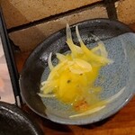 海鮮居酒屋 山傳丸 - タベカケメンゴ：玉ねぎサラダ