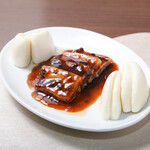 Braised pork with Chinese pickles, served with steamed bread