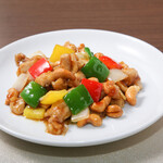 Stir-fried chicken and cashew nuts