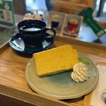 喫茶 六地蔵 - 竹炭焙煎ブレンドとレモン風味ヨーグルトシフォンケーキ
