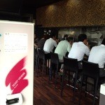 トラガス - こんな感じで７席。券売機の陰に、待ちイスが４脚あります。