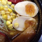 トラガス - トッピング　煮卵とバラのチャーシュー