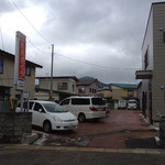 トラガス - 駐車場は４～５台？これも、よく分からない。