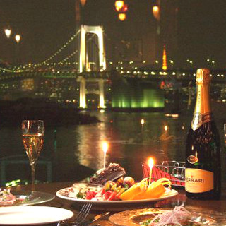夜景も見える窓際席