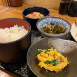 Tonariya - 定食は小鉢3つとご飯と味噌汁