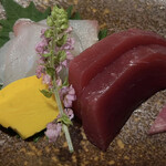 博多 鮨 貴山 - マゴチは朝締めで食感良し。コリンキー(生カボチャ)を添えて彩り良し。