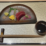博多 鮨 貴山 - マグロとマゴチ刺。醤油は九州寄りの甘口。