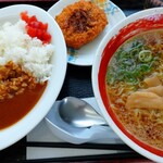 Miai Pakingu Eria No Bori Sen Sunakku Kona - ラーメンミニカレー 990円(コロッケにはソースかけました)