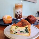 CAFE D-13、ときどき五味食堂 - ■ベーコンとほうれん草のキッシュ
■レモンケーキみたいなマフィン
■コーヒーゼリーラテ
