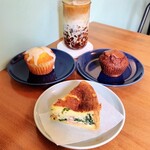 CAFE D-13、ときどき五味食堂 - ■ベーコンとほうれん草のキッシュ
■レモンケーキみたいなマフィン
■コーヒーゼリーラテ