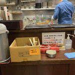 Soba Yoshi - 受取りカウンター：蕎麦湯（薄め）、割箸、福神漬け、紅生姜、わさび、生姜、はセルフ