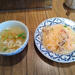 ピーマイ - サービスサラダとスープ