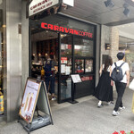 キャラバンコーヒー - よく見るロゴのコーヒー屋さん♪
            横浜発祥のメーカーだったんですね！
            お店はお洒落だけど、昭和初期からの歴史あるコーヒーメーカーだそうです。
            この日は、店内よりコーヒ豆を購入されてる方が沢山でした♪