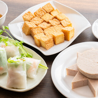 A wide selection of standard Vietnamese snacks such as spring rolls and thick-sliced ham ◎