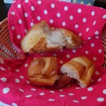 カリス - ○パン﻿
普通のフランスパンかと思いきや﻿ くるみ入り
食感は柔らかくるみの香ばしい味わいが美味しいねえ❕
もう一つのパンは中にウインナーが入ってて﻿
 パンのほんのり塩味と合ってて美味しい味わい