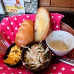 カリス - 注文してみたら
■パンはポテト、ウインナー、抹茶クリームから
　選んで下さい、と話された。

ウインナーを選択した