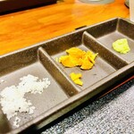 焼肉牛印 - 粟国島の塩/フライドガーリック/ワサビ