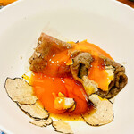 焼肉牛印 - 卵を絡めて