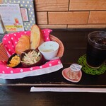 カリス - ●アイスコーヒー（モーニングサービス付き）450円

○アイスコーヒー
苦味クッキリ、シッカリ
酸味も後からシッカリと広がる
MGコーヒーらしい味わい

アイスの香りは飛んでるのは仕方ない❔